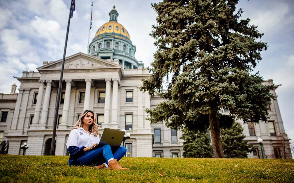 Online student studying outside 丹佛 capitol