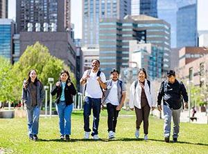 密歇根州立大学丹佛分校的学生走在奥瑞亚校区. 艾莉森·麦克拉伦摄